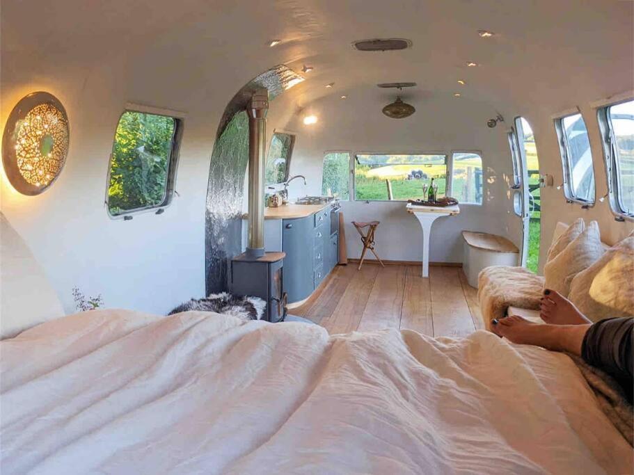 Airstream, Vintage American Caravan & Hottub Ashburton Exterior photo