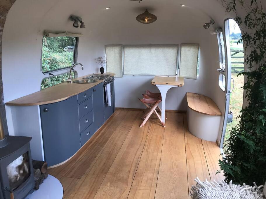 Airstream, Vintage American Caravan & Hottub Ashburton Exterior photo